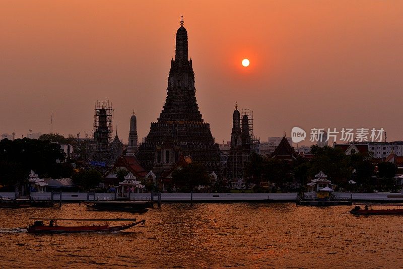 日落在Wat Arun(黎明寺)，曼谷